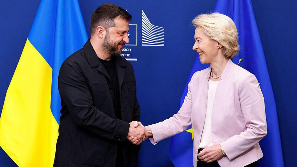 ევროკომისიის პრეზიდენტი ვოლოდიმირ ზელენსკის „სრულ მხარდაჭერას“ უცხადებს და უკრაინას დამატებით დაფინანსებას ჰპირდება
