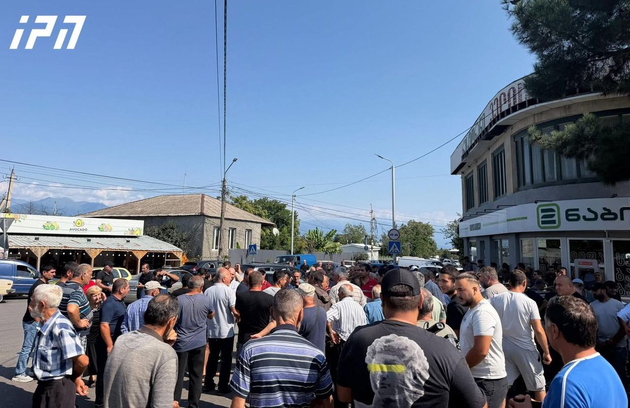ყვარელსა და გურჯაანში ღვინის ქარხნებთან ფერმერები აქციას მართავენ - ისინი ყურძნის ფასს აპროტესტებენ და მოსავლის ჩაბარებაზე უარს ამბობენ