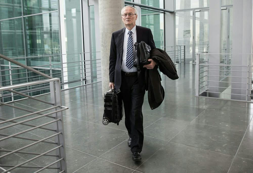 The Guardian - გერმანიაში ფედერალური სადაზვერვო სამსახურის ყოფილი ხელმძღვანელი ჯაშუშობის ბრალდებით დააკავეს