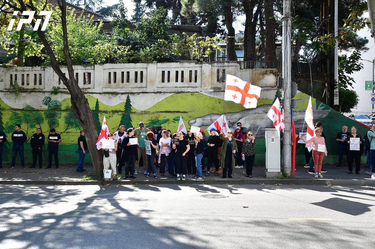 „ქართული ოცნების" ცენტრალურ ოფისთან, სადაც პოლიტსაბჭოს და უმრავლესობის სხდომა უნდა გაიმართოს, მოქალაქეები აქციას მართავენ