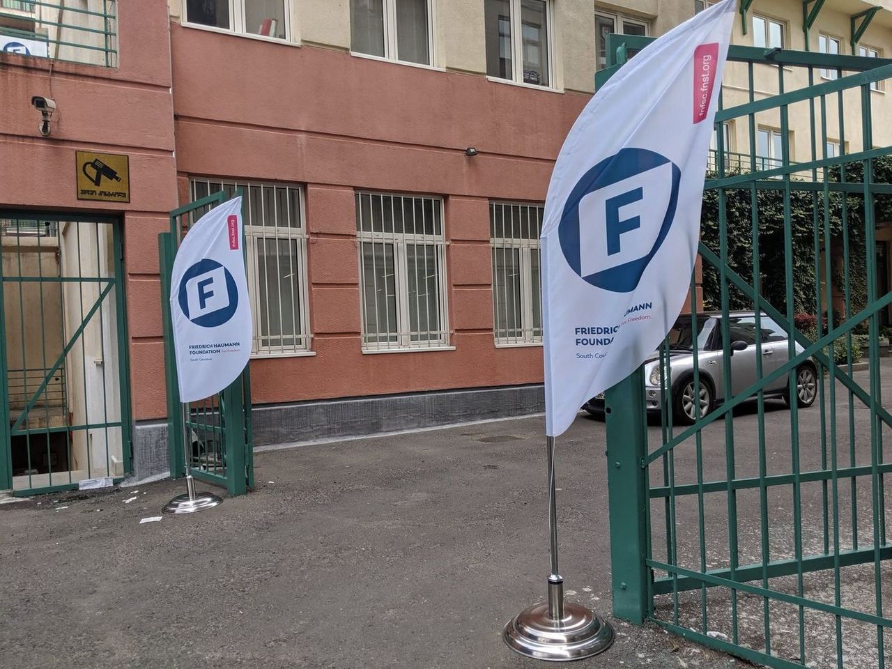 გრანტებთან დაკავშირებული შეზღუდვების ფონზე, საქართველოს ფრიდრიხ ნაუმანის ფონდიც ტოვებს