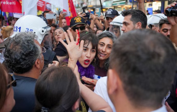 მსოფლიო 12 საათის თურქეთში LGBTQ+ ჯგუფების მხარდამჭერ აქციაზე პოლიციამ 150-ზე მეტი ადამიანი დააკავა