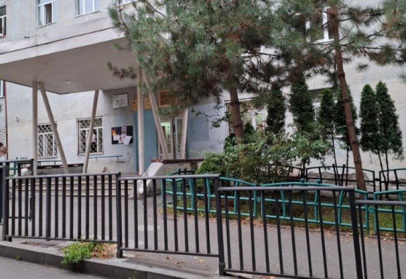 21-ე სკოლის მშობლების ცნობით, სწავლის დაწყებიდან 2 დღეში აცნობეს, რომ შენობა ავარიულია