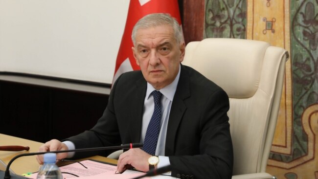 გია ვოლსკი „ინერციით“ თითის მიჭერით ხსნის გახარიას პარტიის კანონპროექტზე მხარდაჭერას