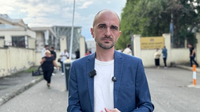 ბლოგერმა თორნიკე რაზმაძემ სასამართლო პროტესტის ნიშნად დატოვა - რა თქვა შსს-მ მის არყოფნაში