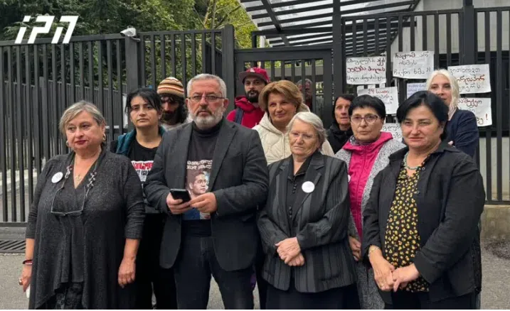"უმოქმედობისა და იგნორირების პოლიტიკის გამო, ეს დღე-ღამე „საზოგადოებრივი მაუწყებლის“ ხელმძღვანელობას შავ ლაქად დარჩება" - რას ამბობს აქციაზე დაკავებული ზვიად ცეცხლაძის მამა
