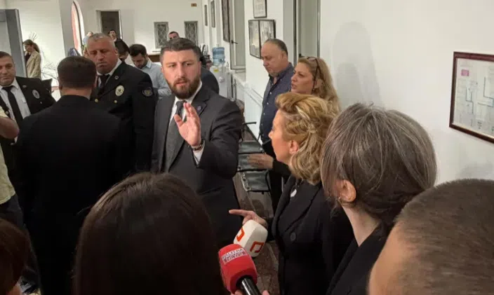 "სამარცხვინო!" "მოღალატე!" - დაპირისპირება საკონსტიტუციო სასამართლოში