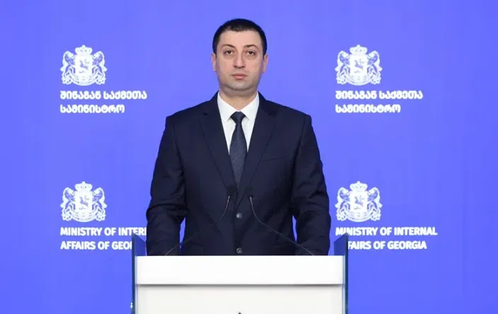 "ქალების სახელით ყალბ პროფილებს ქმნიდნენ, მამაკაცებს უკავშირდებოდნენ, შეხვედრაზე მისულებს კი სასტიკად უსწორდებოდნენ" - დაკავებულია 7 პირი