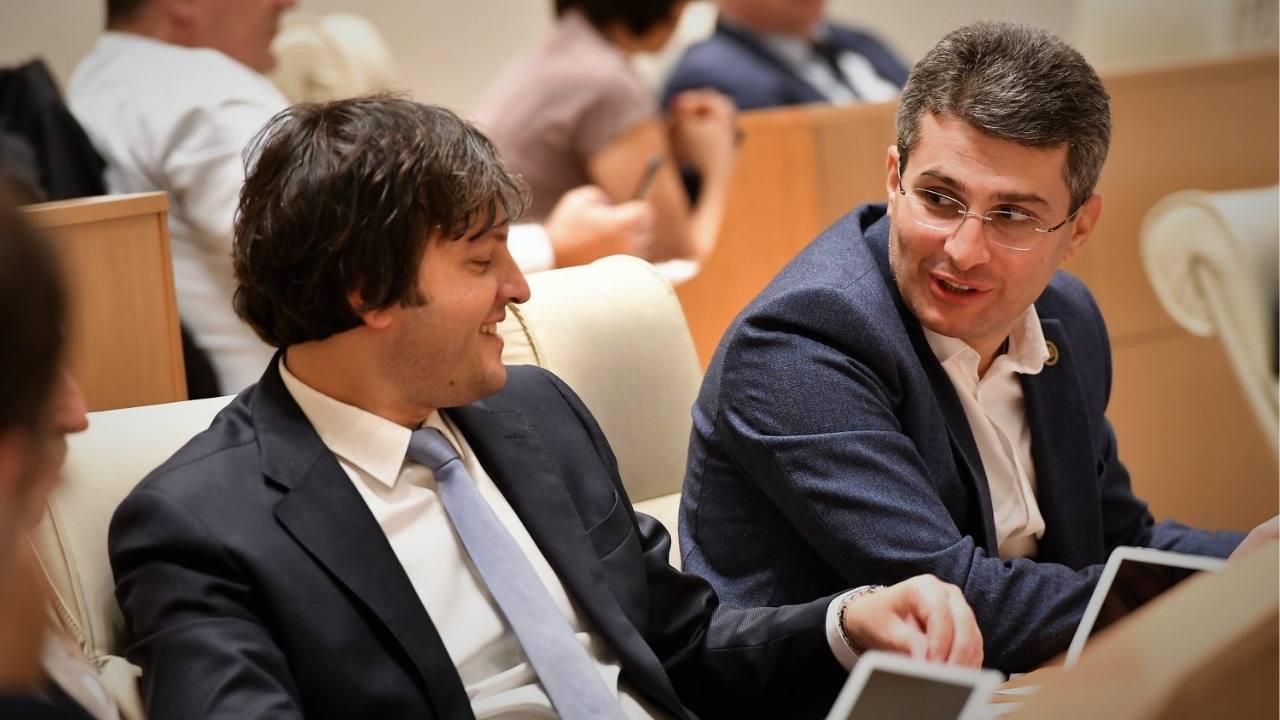 როგორ ხსნის კობახიძე მდინარაძის გადადგომას