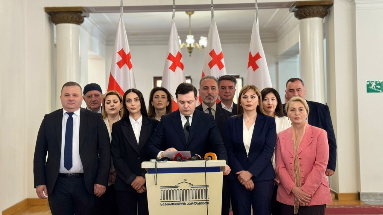 “ოცნება” გახარიას პარტიის აკრძალვასაც ითხოვს