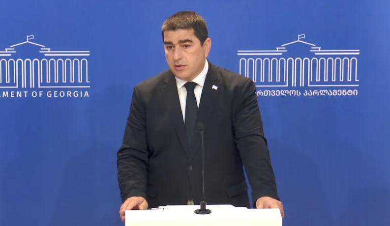 შალვა პაპუაშვილი - აი, გახარიას ფანტაზიორობას რა ვუთხარი - კენჭისყრაზე, ასე ვთქვათ, შეცდომით მხარდაჭერა საპარლამენტო ცხოვრების თანმდევი მოვლენაა - ვაფრთხილებ ხოლმე, რომ ყურადღება მიაქციონ, მაგრამ დარბაზში ყოველთვის ყურადღება არ არის ხოლმე