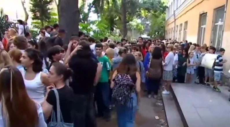 თბილისის 166-ე სკოლასთან მოსწავლეები და მშობლები აქციას მართავენ