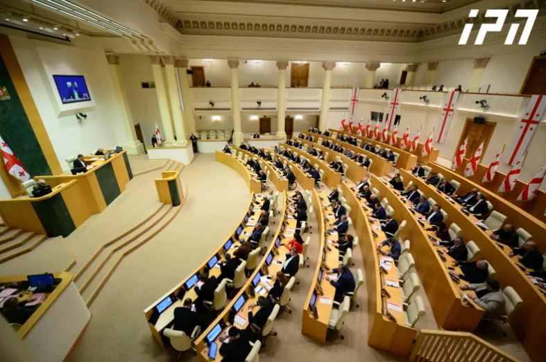 საკანონმდებლო ცვლილებათა პროექტი, რომლის მიხედვით, ქონების გადასახადს მხოლოდ 100 000 ლარს ზემოთ შემოსავლიანი მოქალაქეები გადაიხდიან, პარლამენტში ინიცირებულია