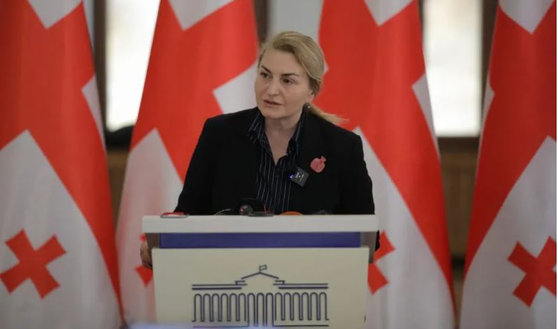 სოფიო ხორგუანი რუსთავის N6 პენიტენციურ დაწესებულებაში მსჯავრდებულ გიორგი დავითაძეს მოინახულებს