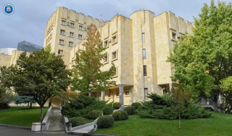 წვევამდელების მიერ სამხედრო სამსახურისთვის თავის არიდებაში, დოკუმენტების გაყალბების და გამოყენებაში დახმარების, ასევე ჯგუფის მიერ ჩადენილი თაღლითობის ფაქტებზე ბრალდებული სასამართლომ დამნაშავედ ცნო