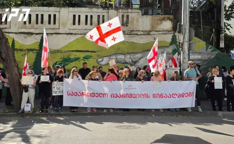 „ქართული ოცნების" ცენტრალურ ოფისთან, სადაც პოლიტსაბჭოს და უმრავლესობის სხდომა უნდა გაიმართოს, მოქალაქეები აქციას მართავენ