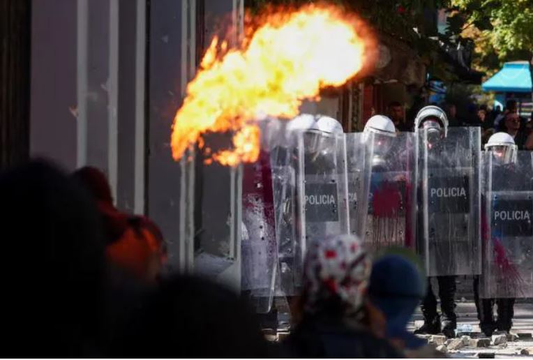 Reuters - ალბანეთში მთავრობის საწინააღმდეგო აქციაზე დემონსტრანტებსა და პოლიციას შორის შეტაკებები მოხდა