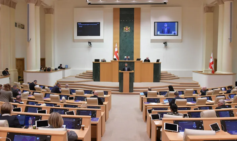 პარლამენტმა დაჩქარებული წესით განიხილა და მესამე მოსმენით დაამტკიცა საკანონმდებლო პაკეტი, რომელიც საქართველოში საერთაშორისო აზარტული ტურნირების ჩატარებას ეხება