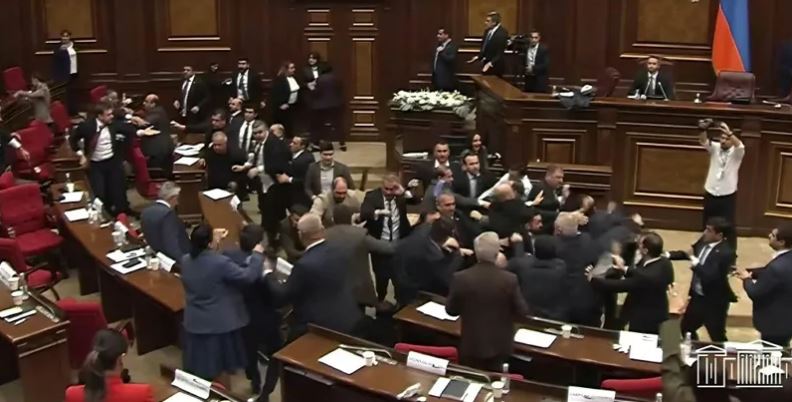 სომხეთის პარლამენტში დეპუტატები ერთმანეთს ფიზიკურად დაუპირისპირდნენ