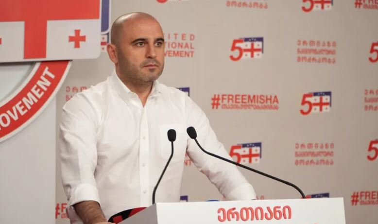 ლევან ხაბეიშვილი - ელენე ხოშტარია რომ თავისუფლებაზე იყოს, ბევრისგან განსხვავებით, ბათუმში იქნებოდა რუპორით ხელში და კომფორტი არ ექნებოდა ქოცებს „სასამართლოს“ გარეთ, მარტო ააწრიალებდა იქაურობას! ამიტომაცაა მძევალი