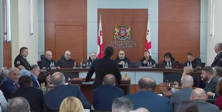 ხუთი ოპოზიციური პარტიის აკრძალვის თაობაზე „ქართული ოცნების“ დეპუტატების სარჩელის განხილვა 9 ნოემბერს განახლდება