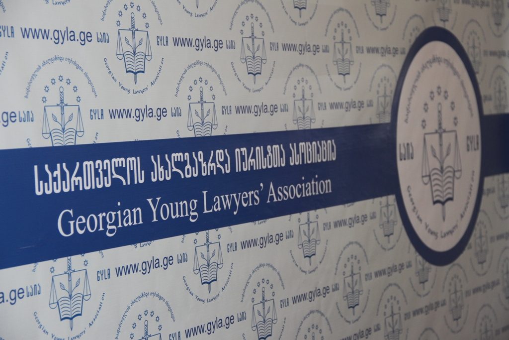 საიას განცხადებით, ადვოკატს, რომელმაც გიორგი დავითაძე მოინახულა, საქმიანობაში ხელი შეუშალეს