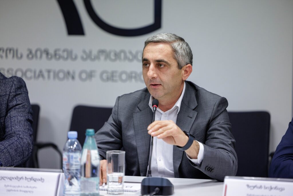 შემოსავლების სამსახურის უფროსის ყოფილ მოადგილეს 1.5 წლით პატიმრობა მიუსაჯეს