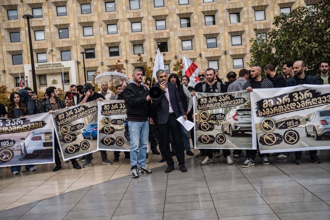 ავტომფლობელები ხმაურის რეგულაციის გაუქმებას, ჯარიმების დაბრუნებასა და მანქანების ჩამორთმევის შეჩერებას მოითხოვენ