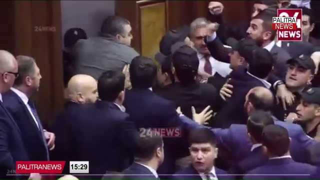 სომხეთის ეროვნულ ასამბლეაში მეცხრე მოწვევის მეორე სესიის სხდომაზე დეპუტატებს შორის ჩხუბი მოხდა