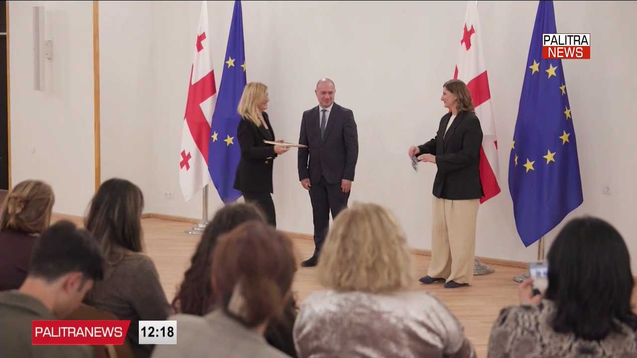 გივი მიქანაძემ, შეფასებისა და გამოცდების ეროვნული ცენტრის დირექტორ თამარ მემანიშვილთან ერთად, 2025-2026 სასწავლო წლის ეროვნული სასწავლო ოლიმპიადის გამარჯვებული მოსწავლეები დააჯილდოვა