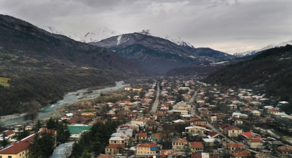 „დამსვენებლებზე არაა საუბარი, რაჭა ადგილობრივებისგანაც ცარიელდება - სკოლას დაამთავრებენ თუ არა, საცხოვრებლად თბილისში ან უცხოეთში მიდიან“