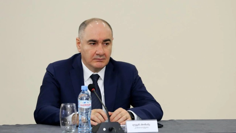 სუს-ის უფროსის ყოფილი მოადგილე, ლევან ახობაძე 500 000 - ლარიანი გირაოს სანაცვლოდ სხდომათა დარბაზიდან გათავისუფლდა