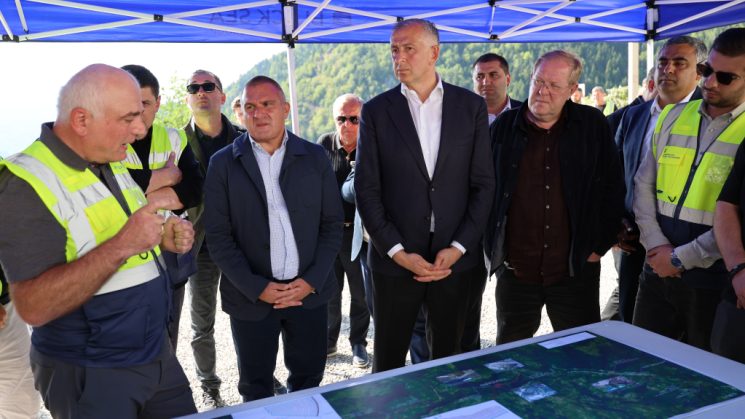 აჭარის მთავრობის თავმჯდომარე ზურაბ პატარაძე საქართველოს ინფრასტრუქტურის მინისტრთან ერთად, აჭარაში მიმდინარე და დაგეგმილ საგზაო ინფრასტრუქტურულ პროექტებს გაეცნო